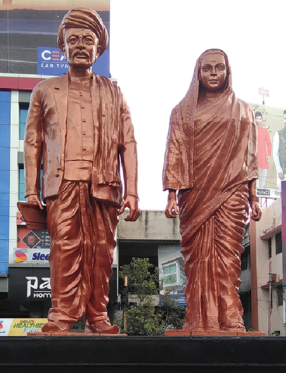 Picture showing statues of Savitribhai Phule and Jyotirao Phule